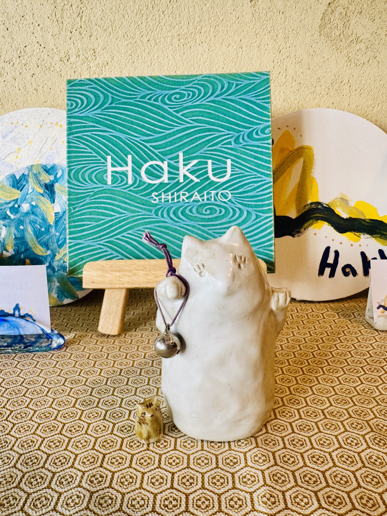 Hakuの看板と、白い猫の置物