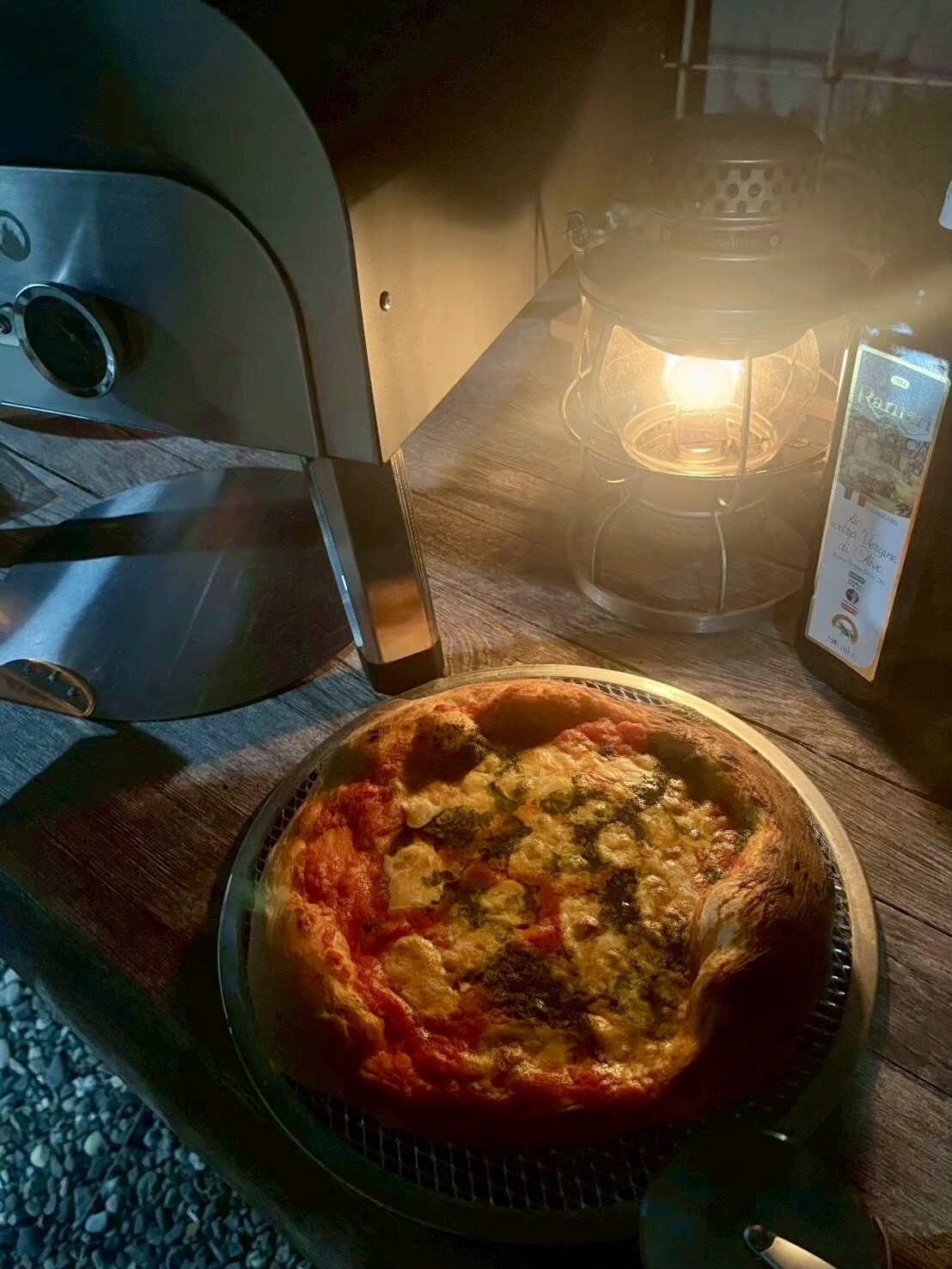 ランタンのそばで焼き上げたピザ