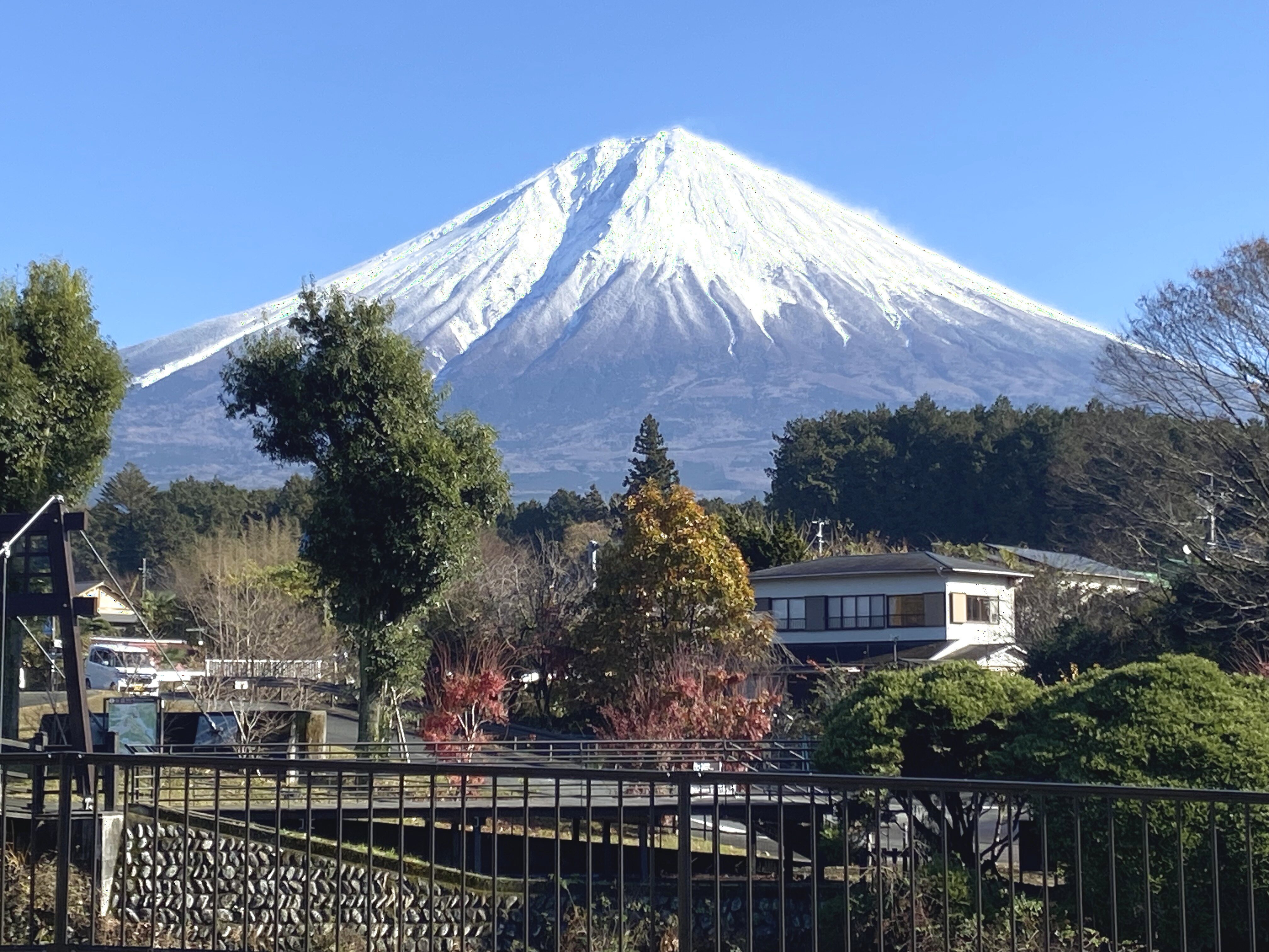 青空の下にそびえる雪化粧の富士山