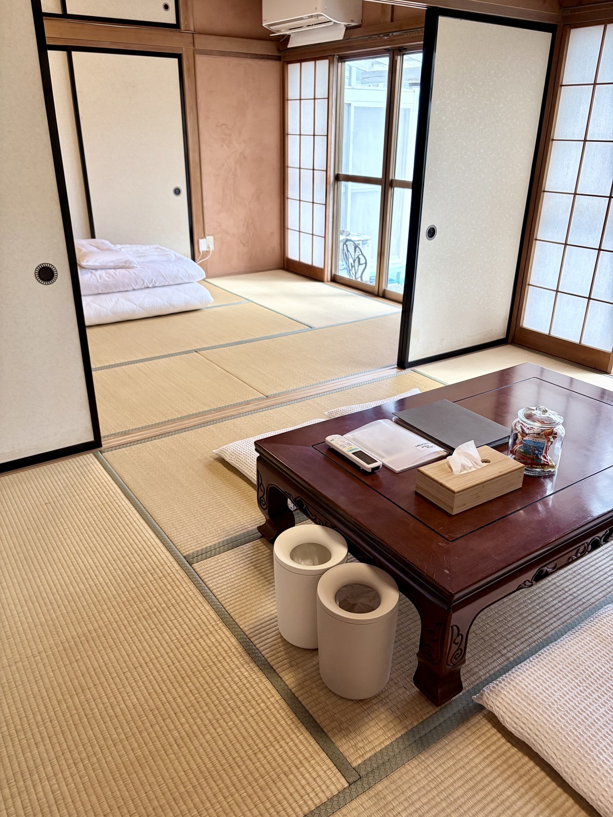 座卓のある明るい大広間