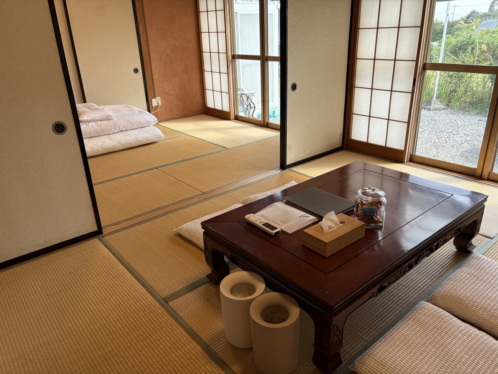 座卓と布団を備えた明るい和室
