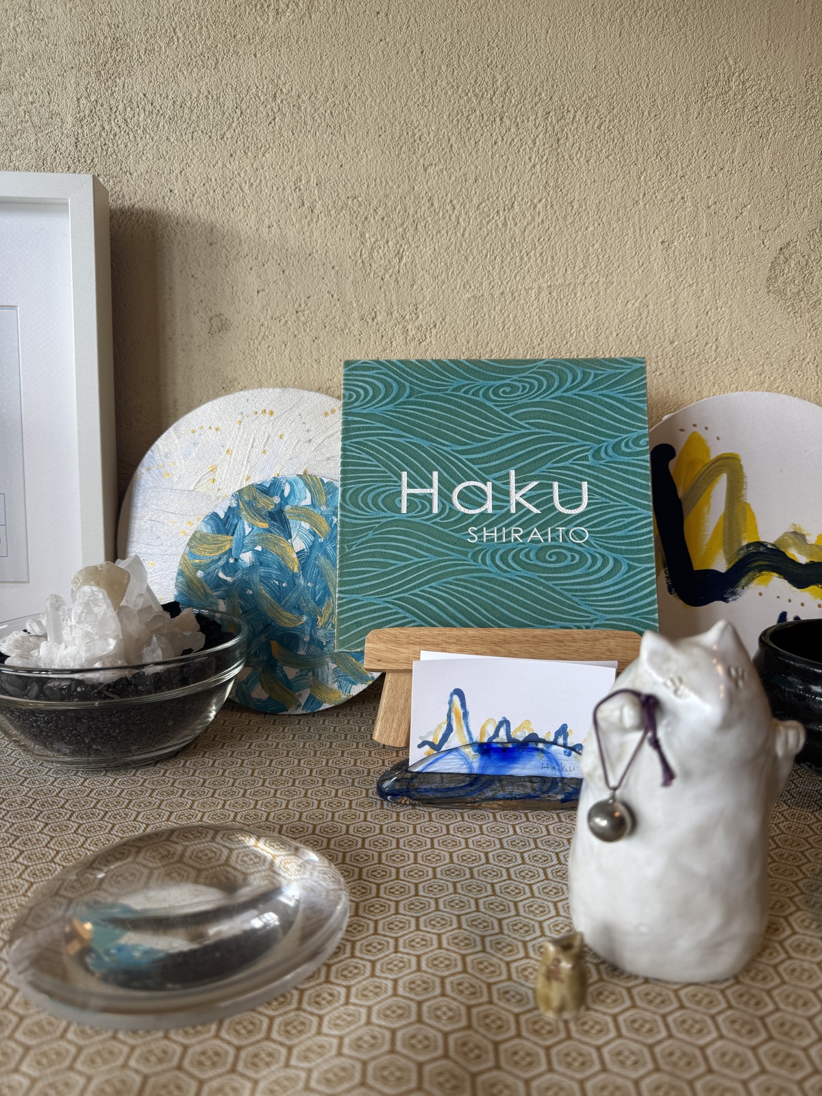 ガラスの器と招き猫を飾った棚