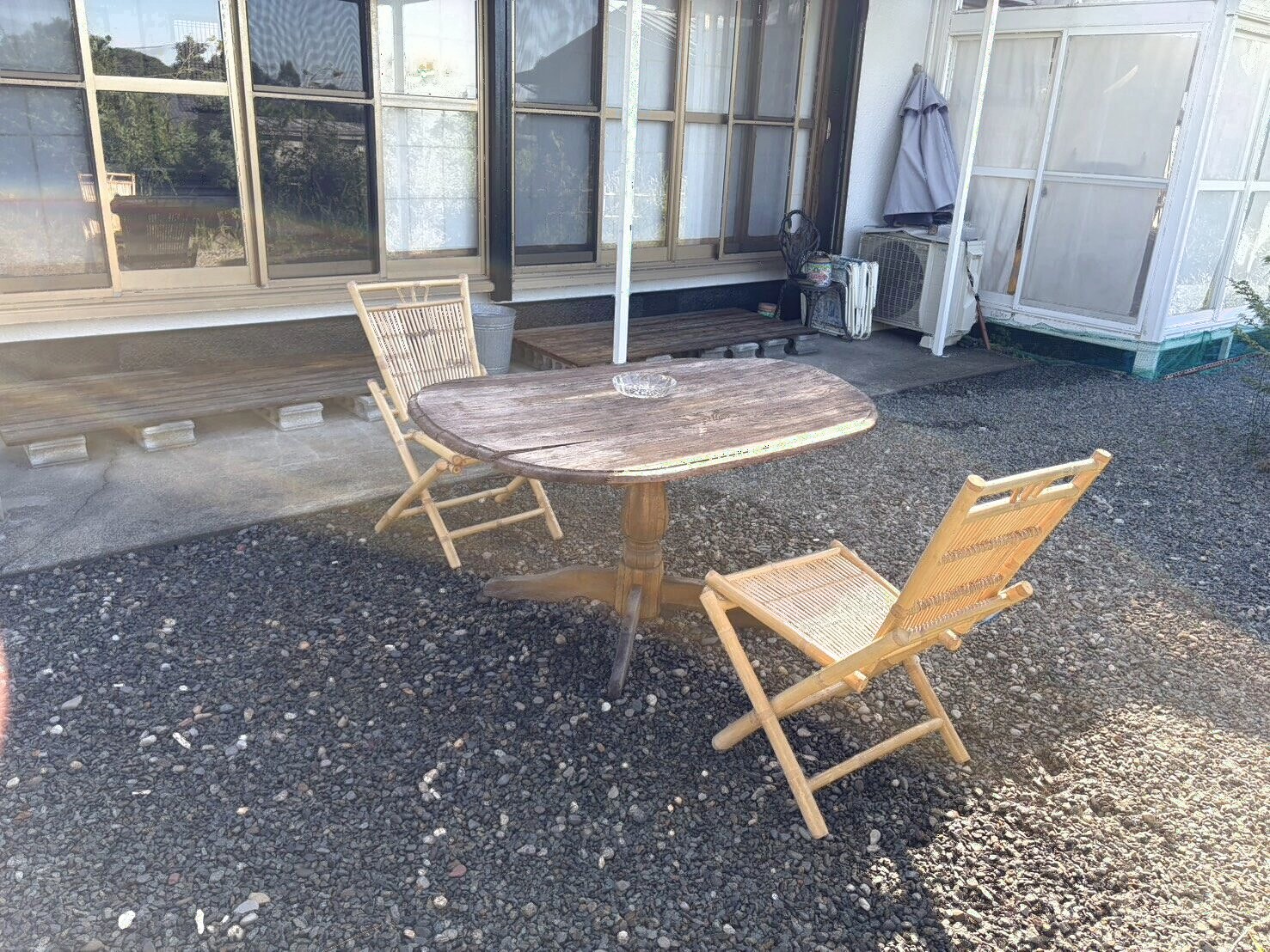 縁側の前に置いたテーブルと椅子
